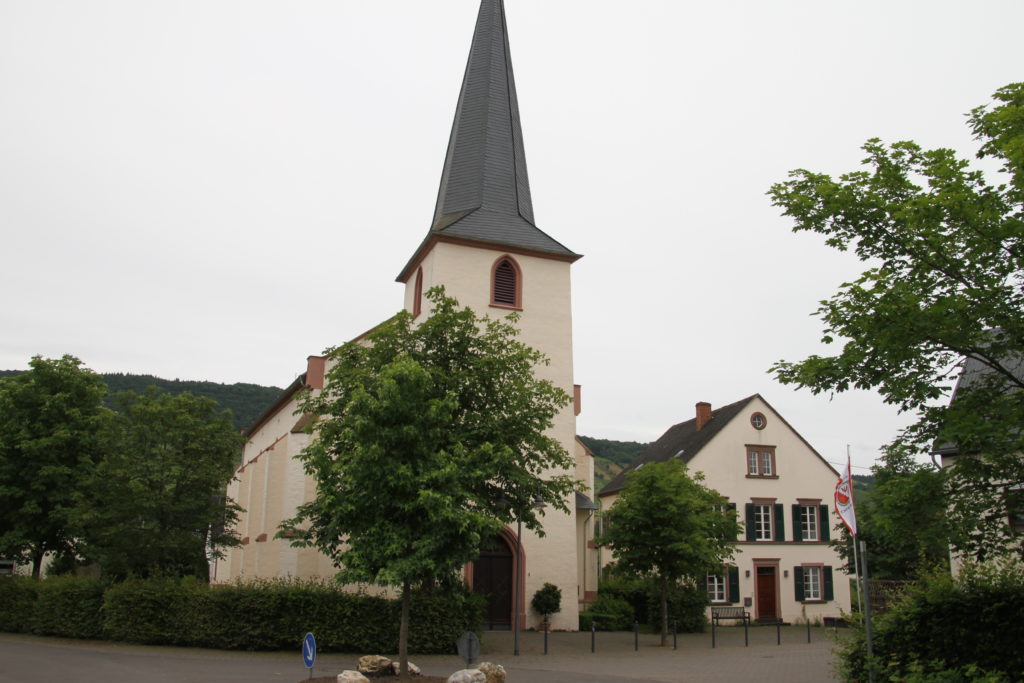 21. Kirche mit ehem.Pfarrhaus